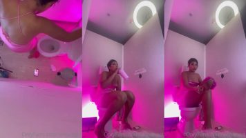 Annabgo transa con un extraño en el baño